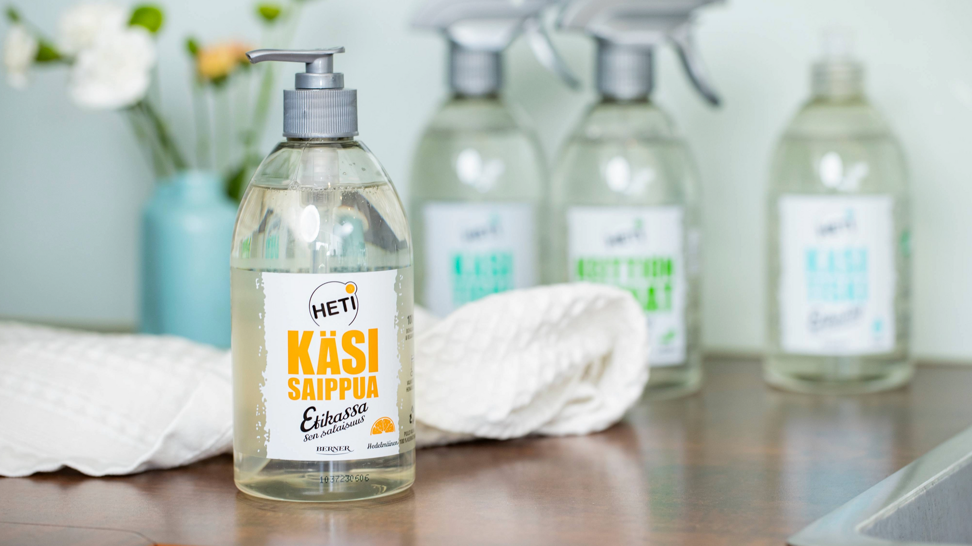 Koti ja vapaa-aika: Heti käsisaippua pöydällä ja taustalla Heti siivousaineita