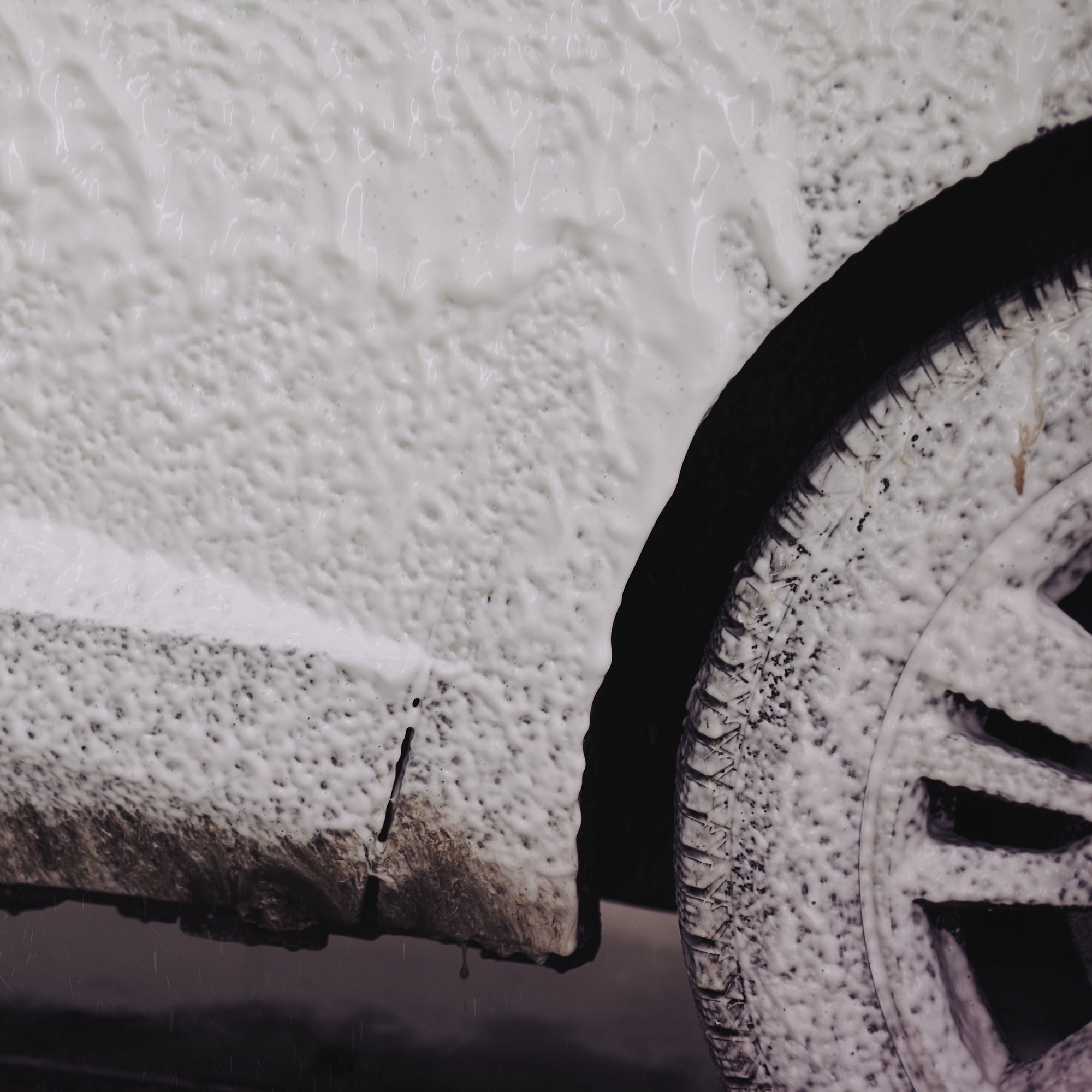 Auto ja vaahdotettu esipesuaine