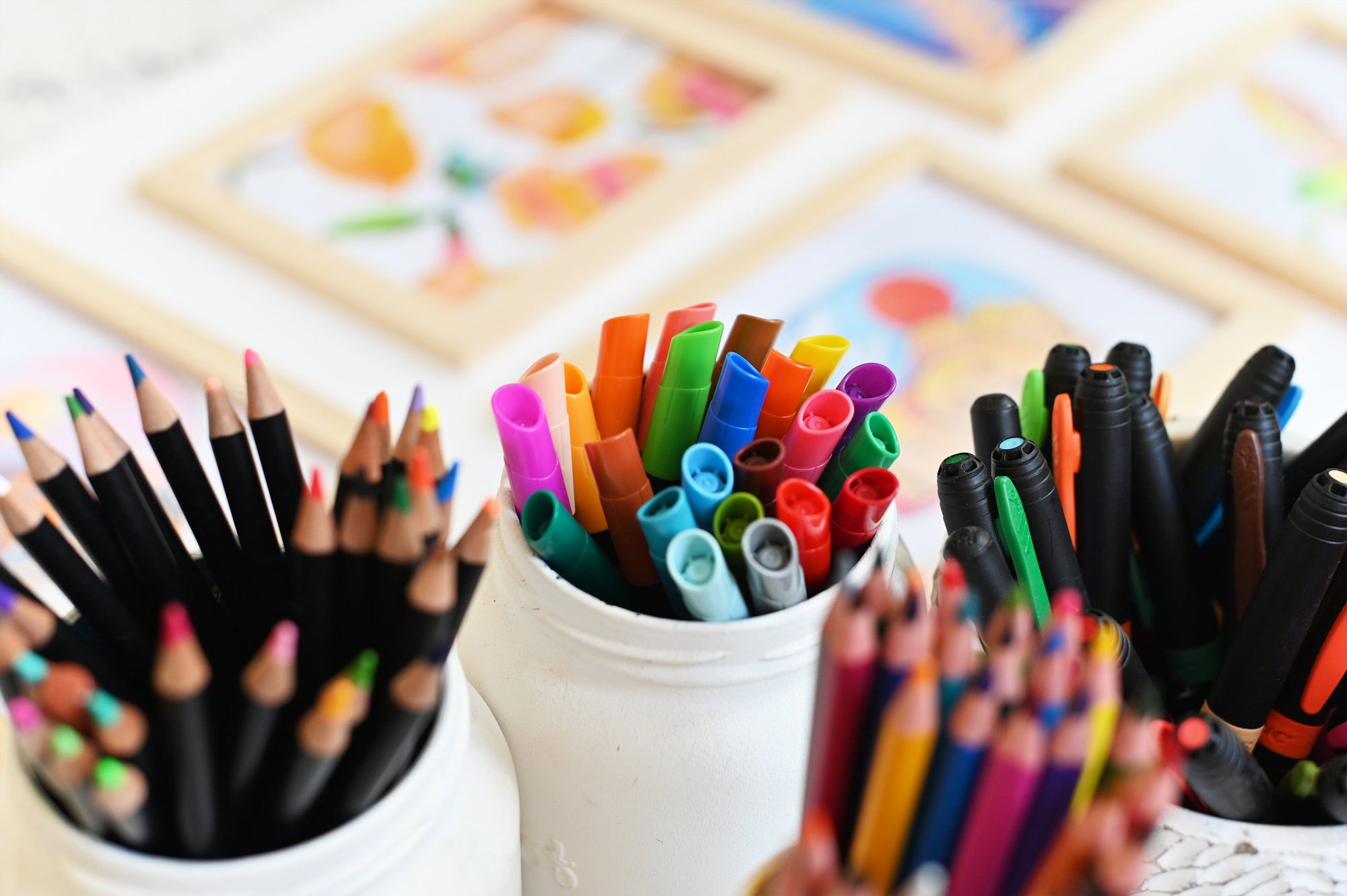 Kynät ja tussit: Värikkäitä BIC kyniä ja tusseja kipoissa