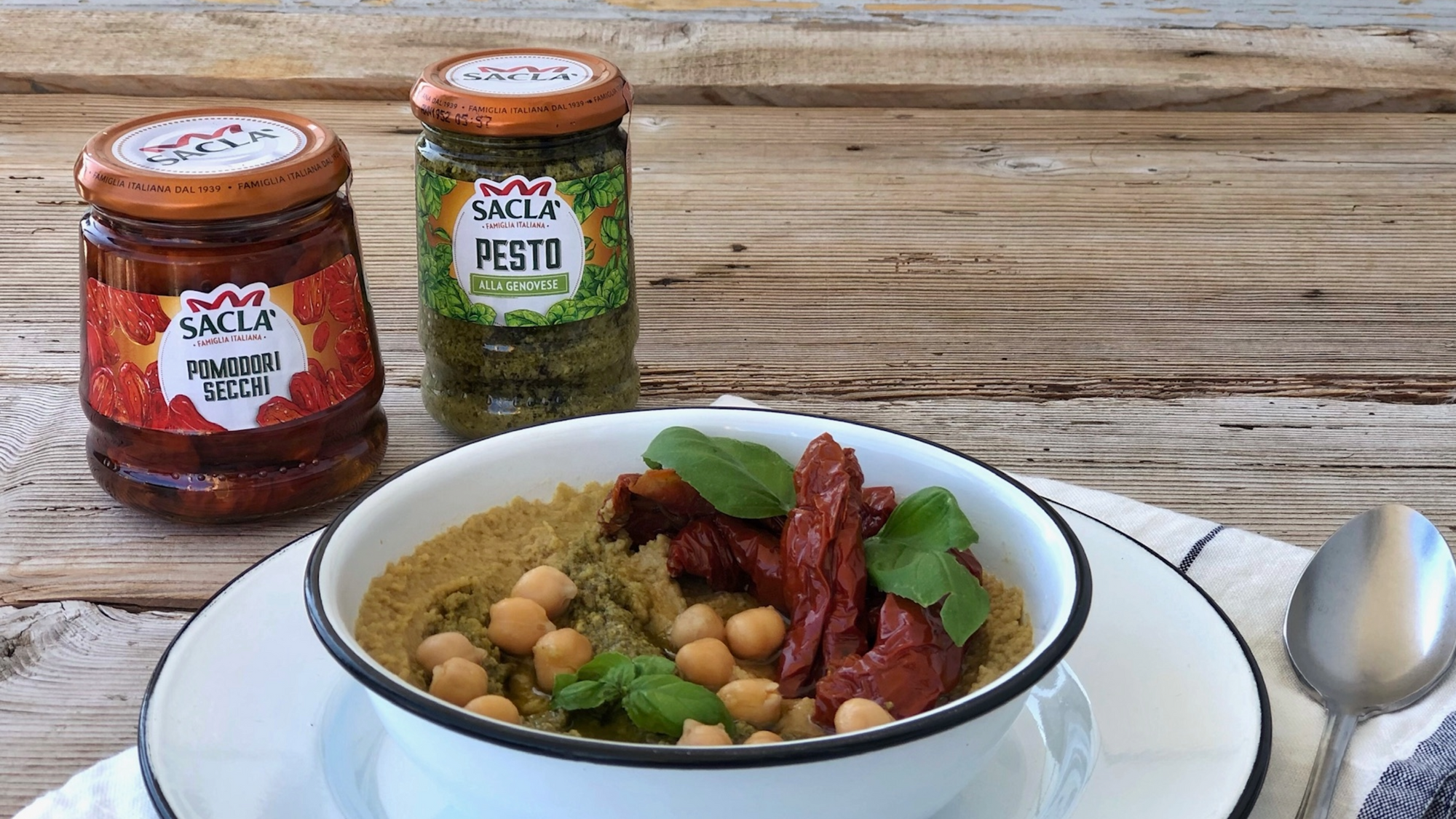 Sacla antipastot pöydällä ja lautanen jossa ruokaa