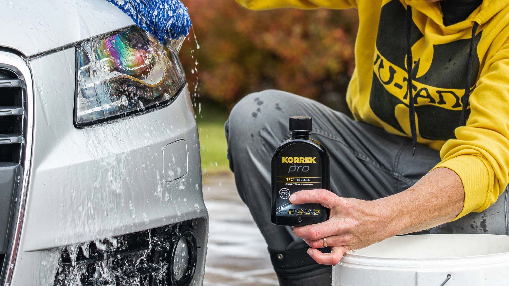 Autonpesuaineet: Mies pesee autoa Korrek Pro autonpesuaineella