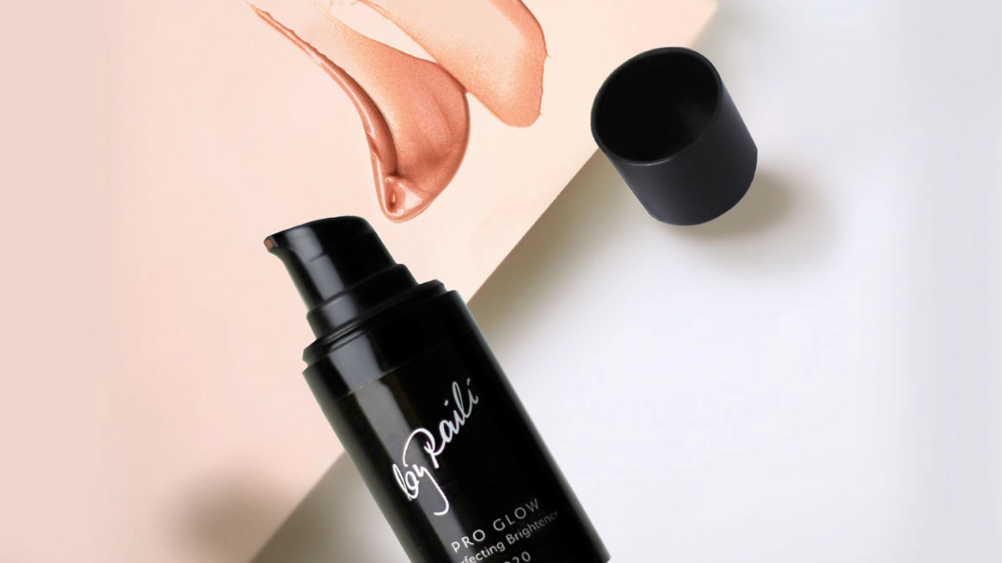 By Raili kasvomeikit: Pro Glow pullo pöydällä ja sävyviivat paperilla