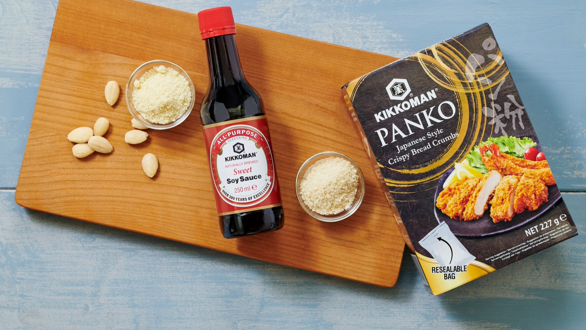 Jauhot: Kikkoman Pankojauho pakkaus ja soijapullo leikkuulaudan päällä