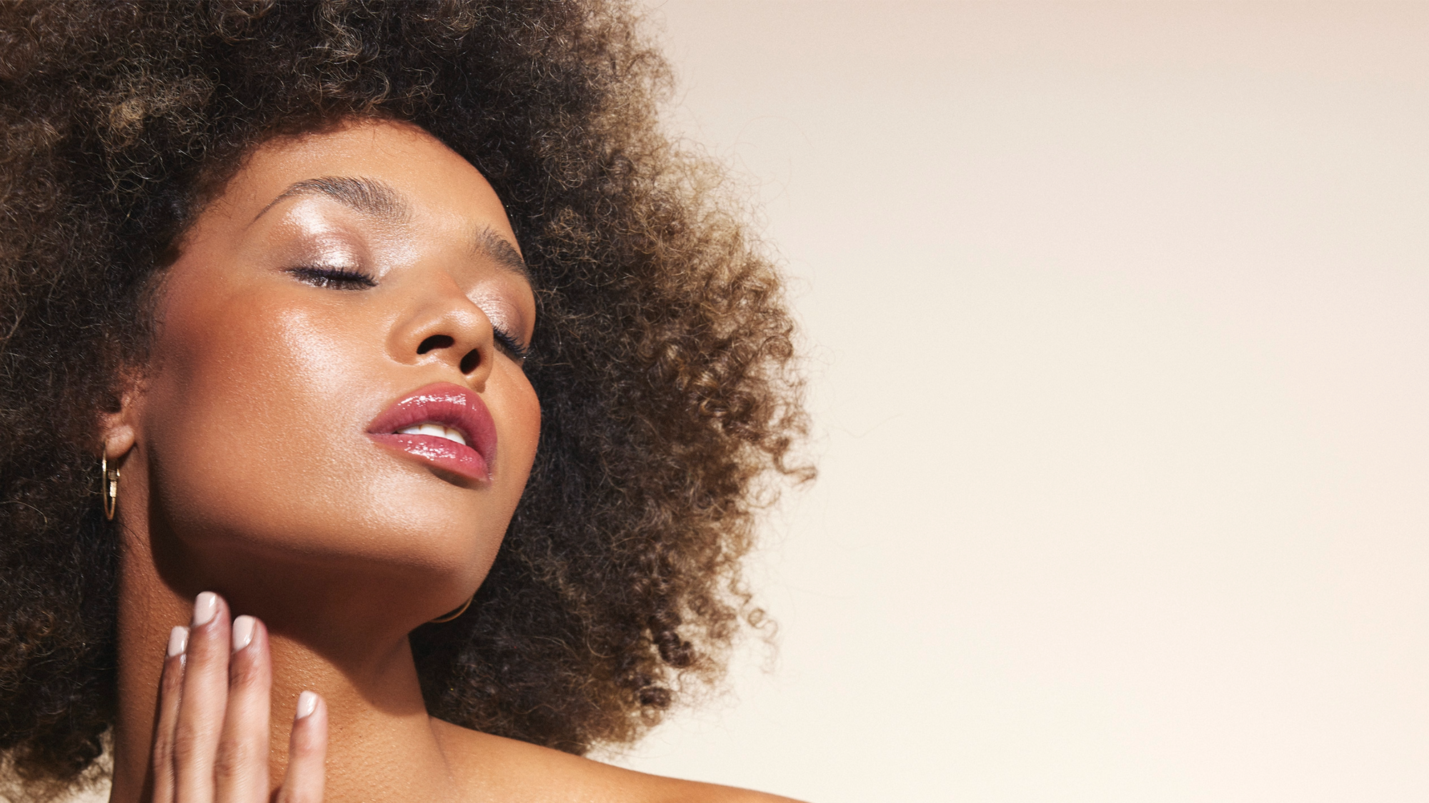 Korostus ja varjostustuotteet: naisen heleät kasvot