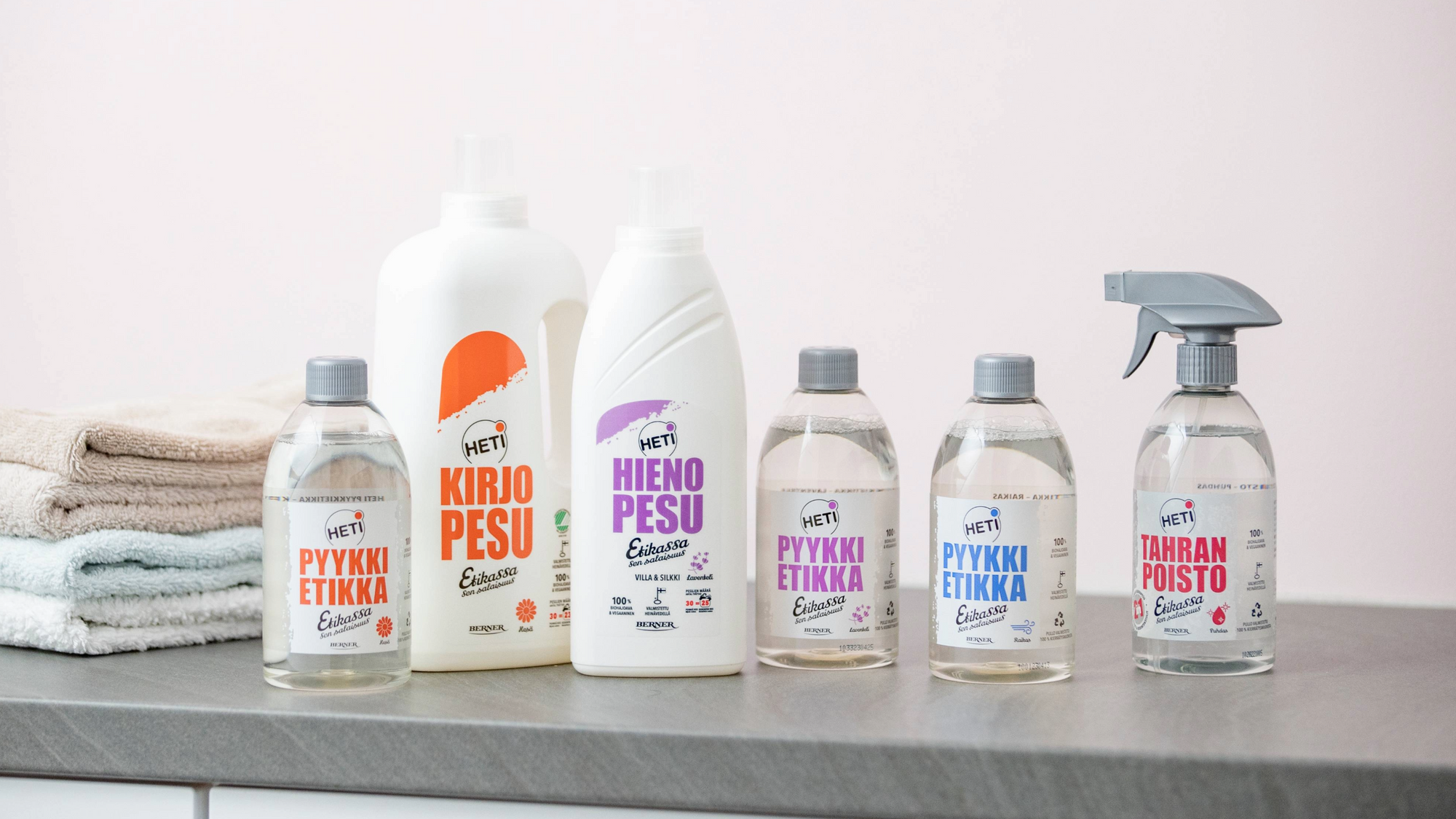 Siivous ja pyykinpesu: Heti pyykinpesuaineita rivissä keittiötason päällä