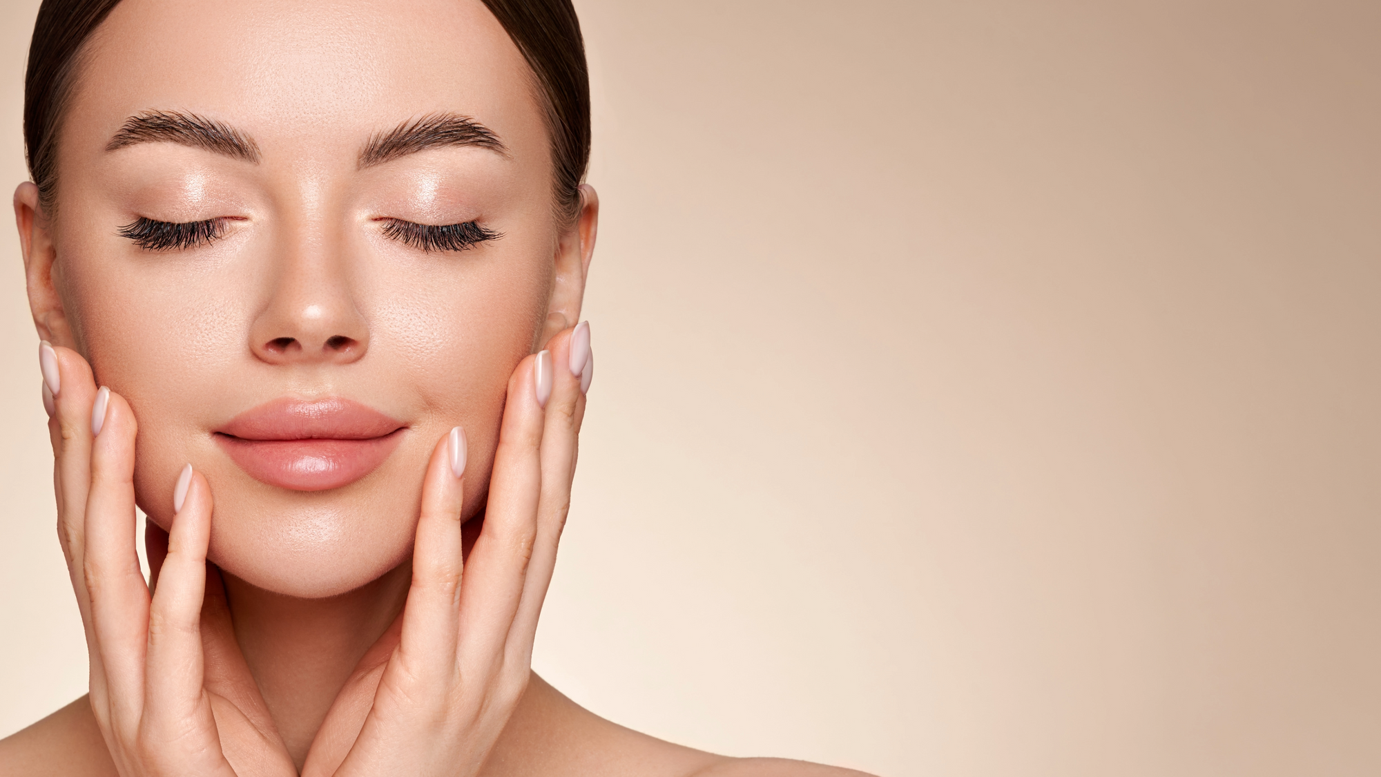 Silmät kiinni pitävät nainen pitää käsiään poskillaan