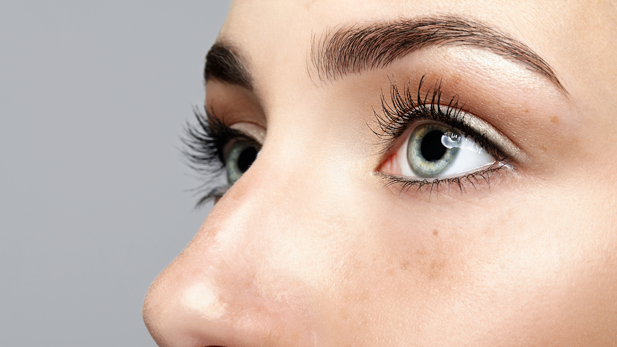 Naisen meikatut silmät, joissa ripsiväriä