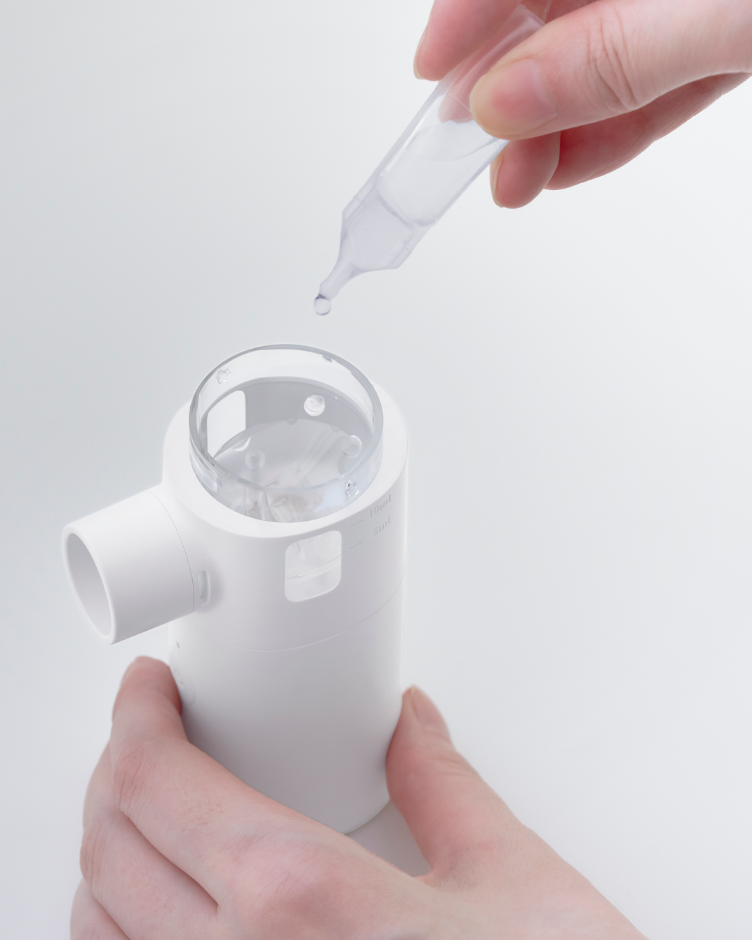 Omron MicroAIR Go sumuttimeen tiputetaan pipetistä vettä