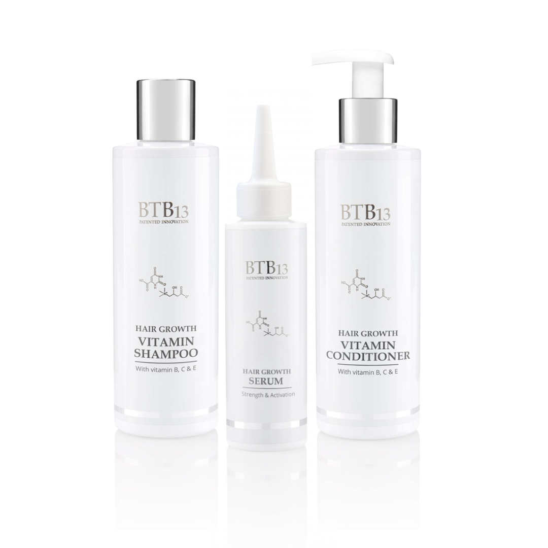 Kolme hiustenlähtöön tarkoitettua tuotetta vierekkäin shampoo, hoitoaine ja seerumi