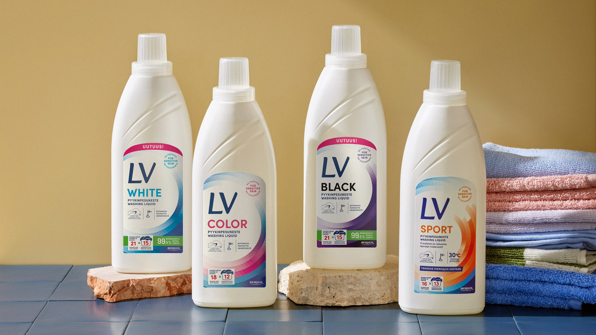LV pyykinpesuaineet rivissä tason päällä