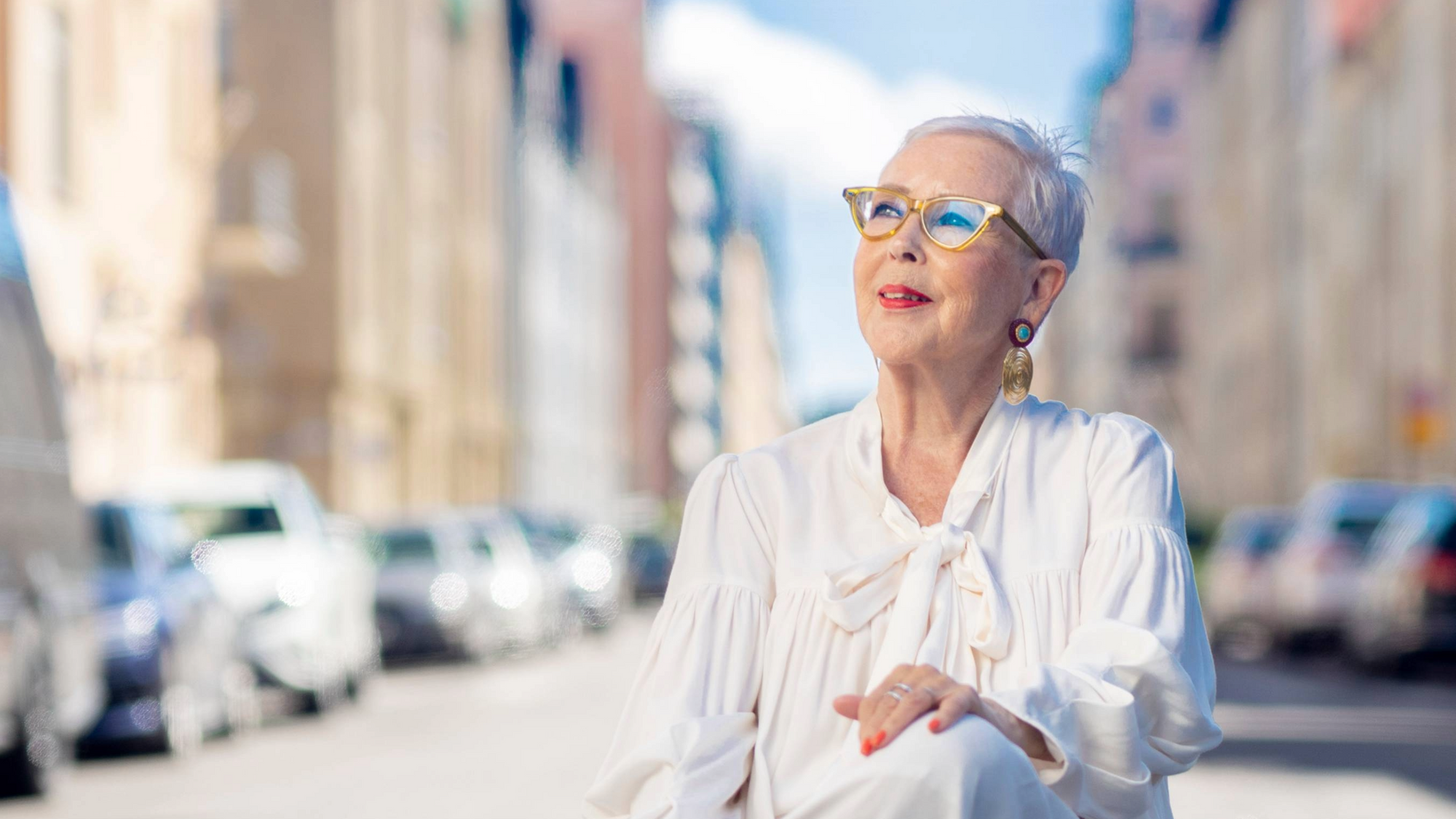 ByRaili: Raili Hulkkonen istuu tuolilla ulkona