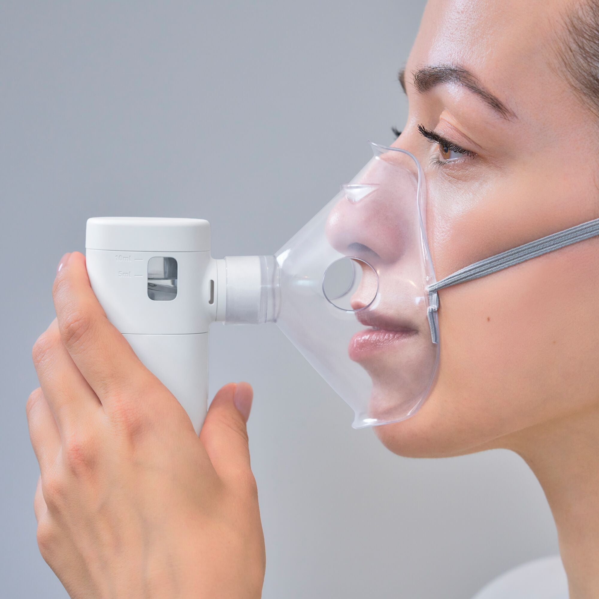 Omron MicroAIR Go sumutin naisen kasvoilla